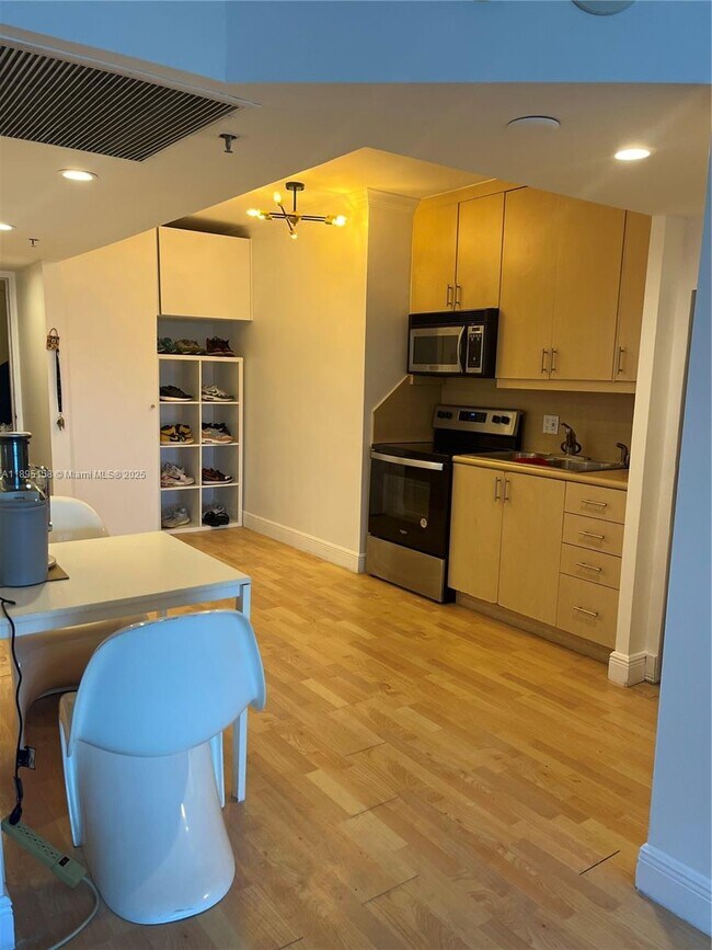 Building Photo - 100 Lincoln Rd