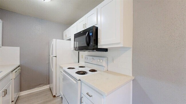 Building Photo - 1524 Pine Ridge Dr