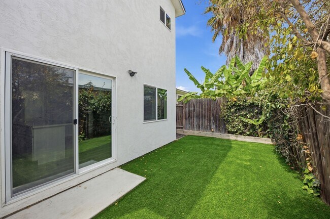 Building Photo - 6330 Mesita Dr