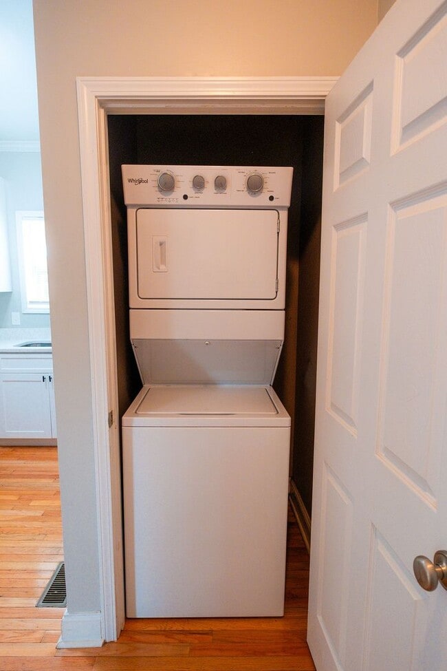 Building Photo - Prime UGA Location! 4BR + Bonus & Private Porch