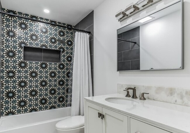 Building Photo - 1709 SW 5th Pl