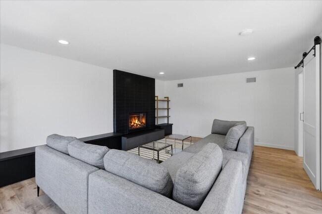 Building Photo - 3Bd/2Ba Bellevue Home