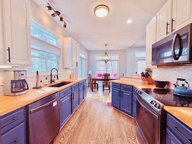 Building Photo - FREDERICKSBURG - MINUTES TO VRE - EASY COMMUTE TO QUANTICO!
