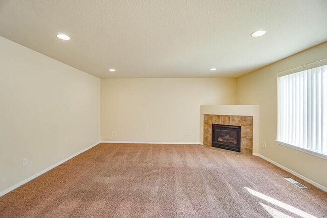 Building Photo - THREE BEDROOM WITH FENCED YARD