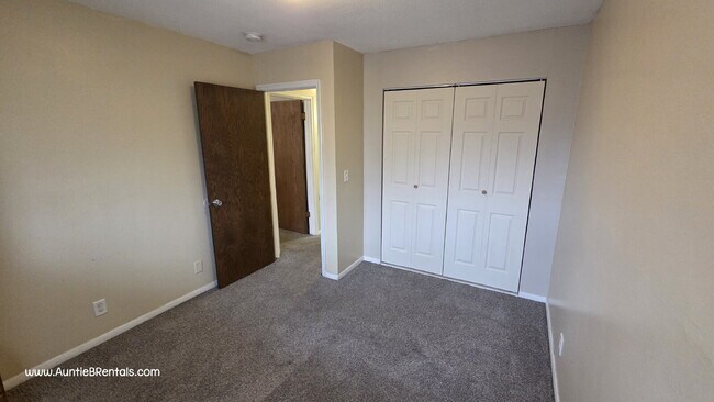 Building Photo - 3 Bedroom 1 Bath Multiplex Unit #4 – Columbia Heights