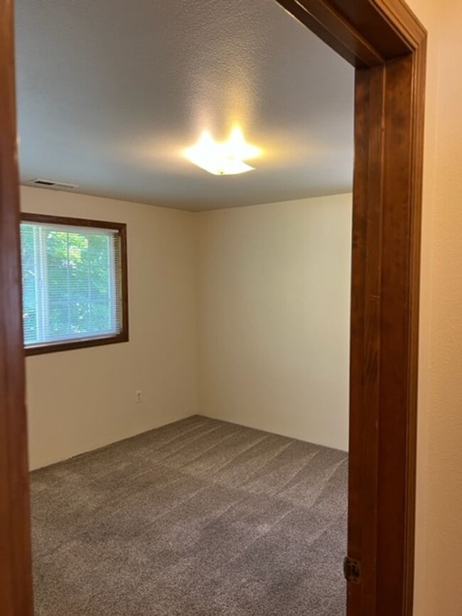 Building Photo - 3 Bedroom Upstairs Condo with Garage