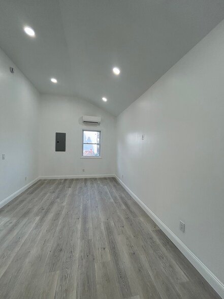 Building Photo - 343 Town Line Rd