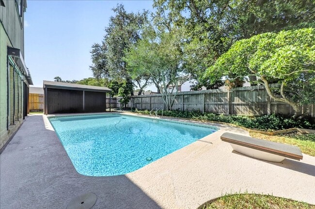 Building Photo - 5305 Greenbriar Dr