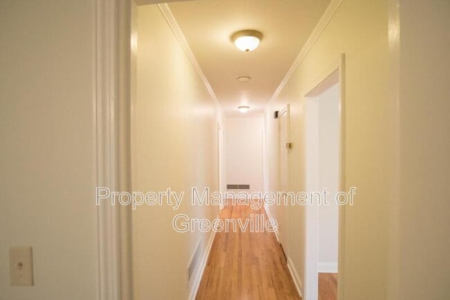 Building Photo - 121 Scarlett St