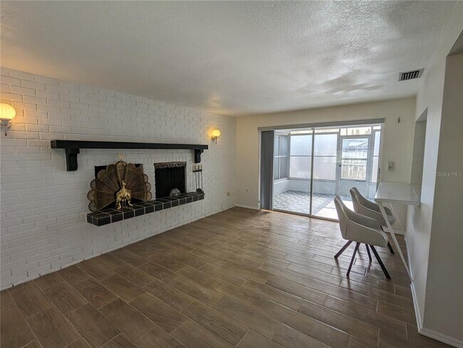 Building Photo - 4233 Hillsdale Dr