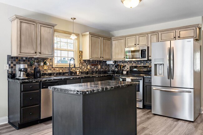 Building Photo - Fully Furnished Month to Month/Short Term Rental!