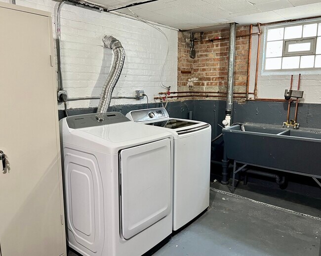 Building Photo - 940 N Oak Park Ave