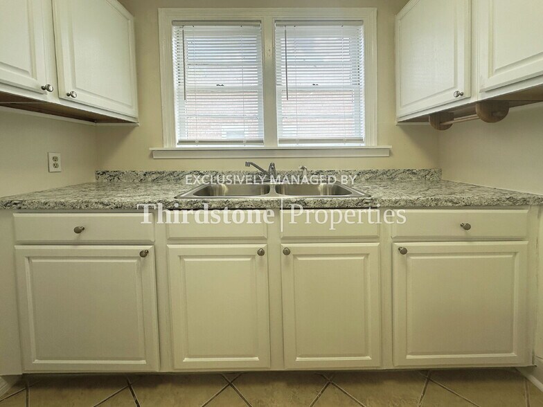 Building Photo - 2659 College St