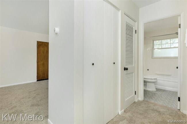 Building Photo - 3220 Shenandoah Dr