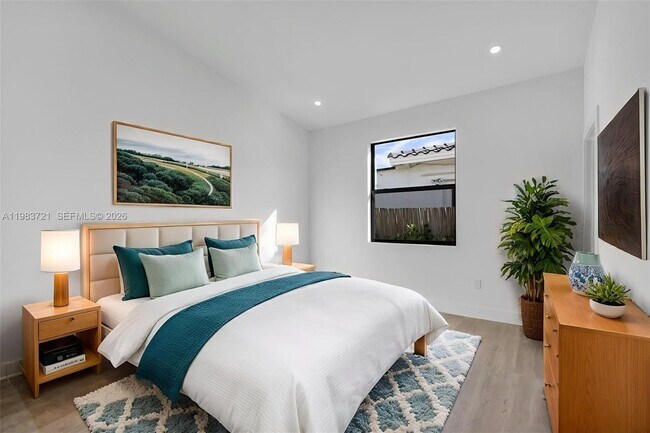 Building Photo - 3905 SW 5th St