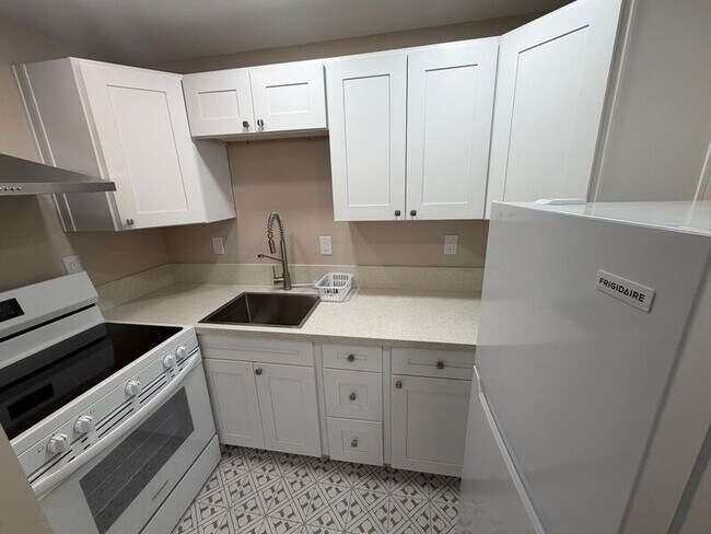 Building Photo - 338 S Melrose Dr