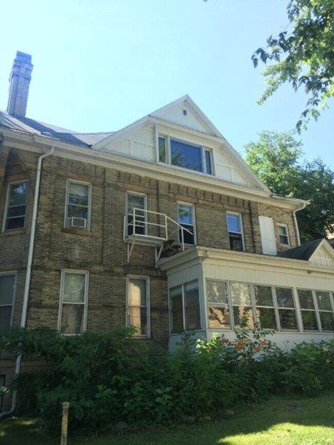 Interior Photo - 121 E Gilman St
