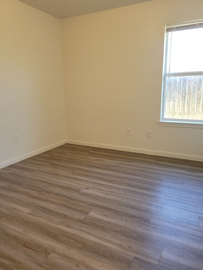 Building Photo - 404 Dale Ave