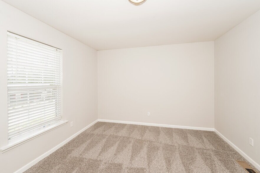 Building Photo - 705 13th Ct NW