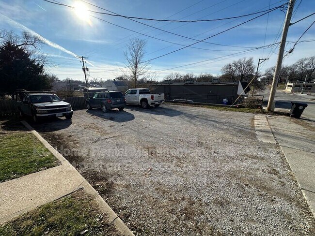 Building Photo - 1114 E Myrtle St