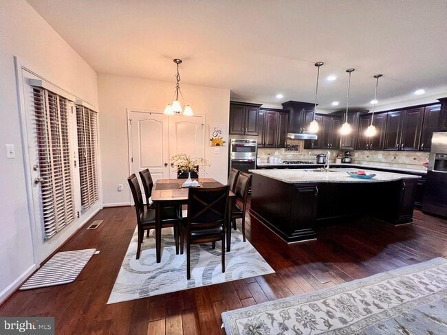 Building Photo - 42843 Edgegrove Heights Terrace