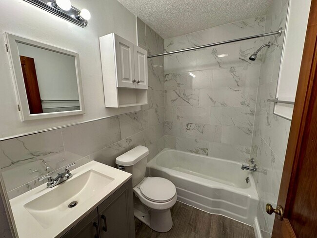 Building Photo - 2 Bedroom 1 Bathroom Home Located in South...