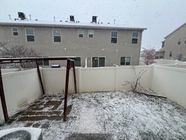 Building Photo - **Move-In Discount** 3 bedroom, 2.5 Bath Town home