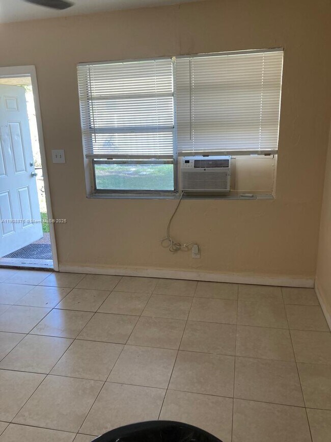 Building Photo - 704 SE 21st St