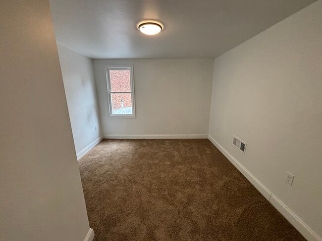 Building Photo - 4 bedrooms plus Den home
