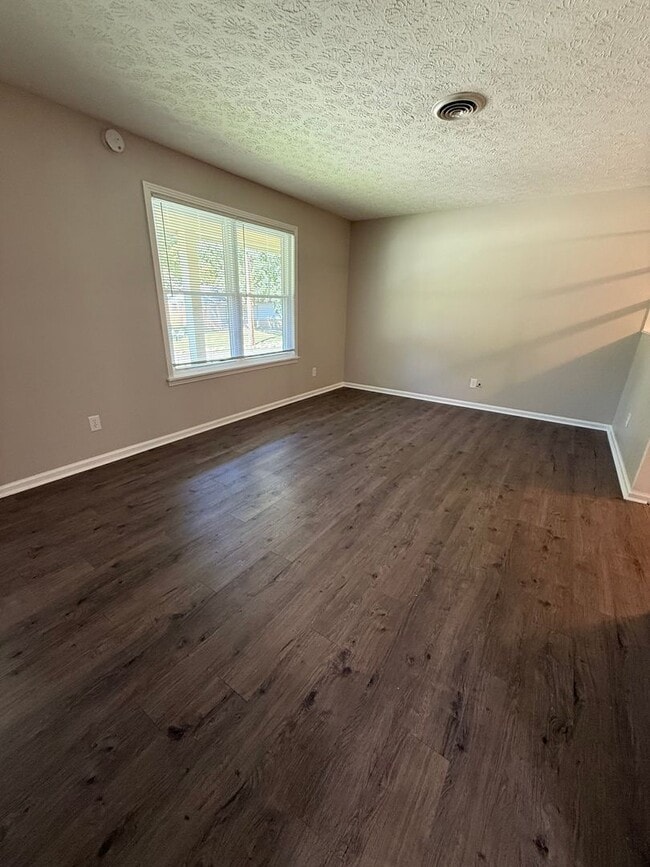 Building Photo - Cozy 2 Bed 1 Bath Duplex