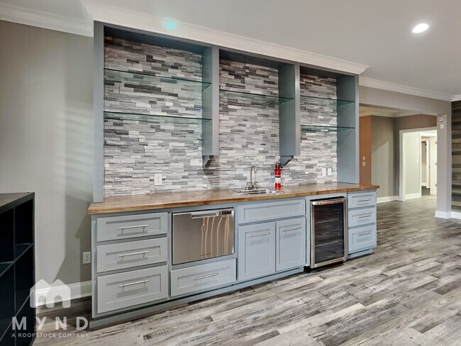 Building Photo - 2995 Manorview Ln