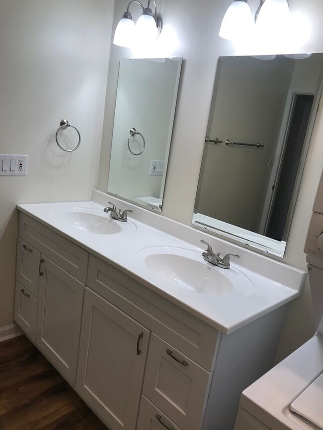 Building Photo - 112 Sycamore St