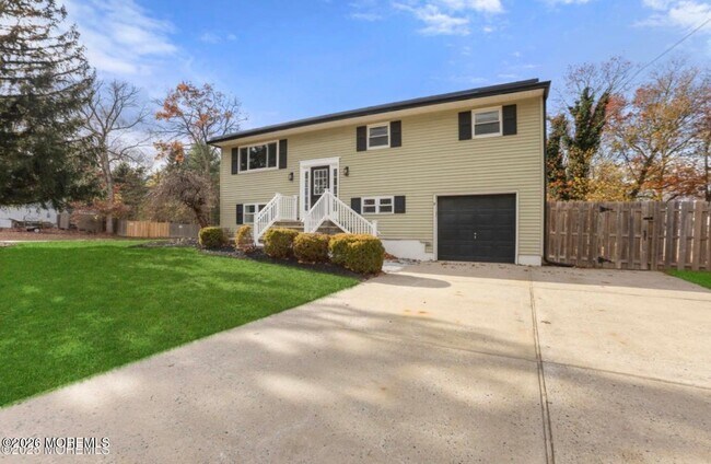 Building Photo - 112 Manhattan St