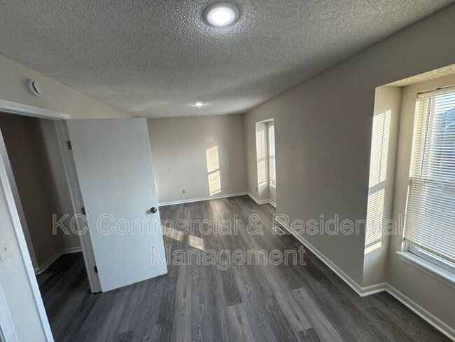 Building Photo - 5716 N London Ave