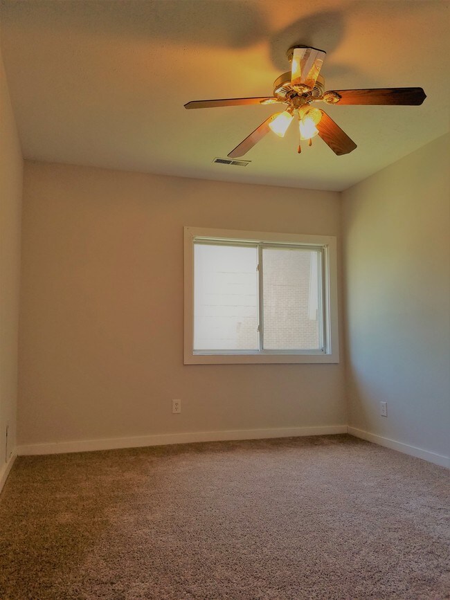 Building Photo - 5216 Castlewood Road, Unit E