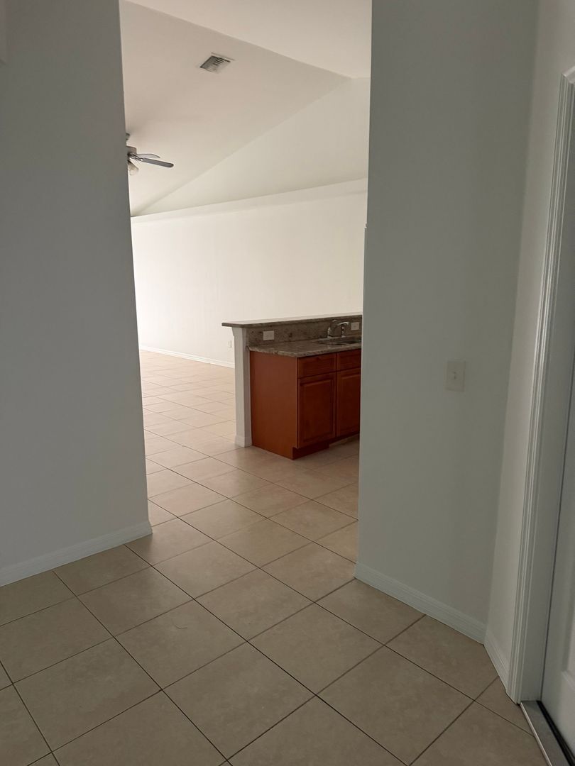 Building Photo - 842 SW 39th Terrace