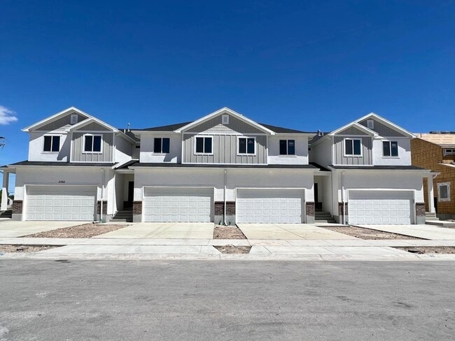 Building Photo - BEAUTIFUL 4-BEDROOM TOWNHOME FOR RENT