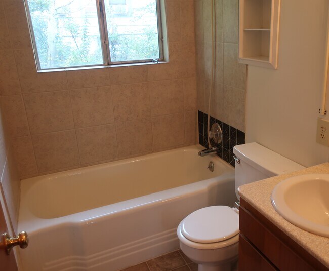 Building Photo - 121 N Miller St