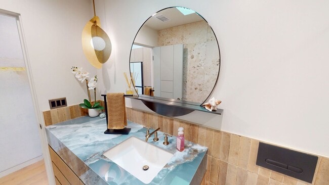 Building Photo - Elevated Living Fully Furnished