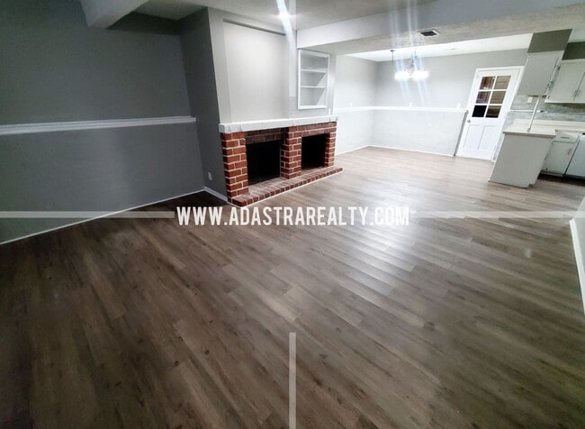 Building Photo - Very Nice & Spacious Duplex in North Olathe-Available in JULY!!