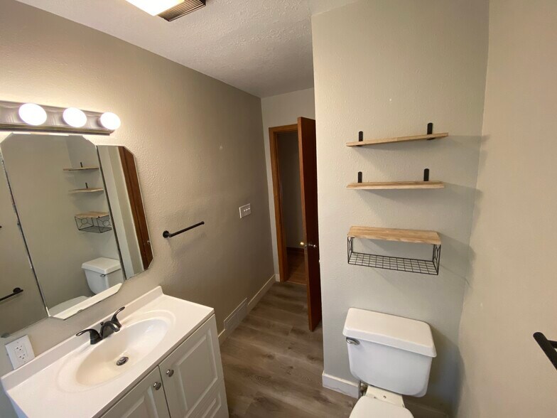 Main bath - 1305 Vine St
