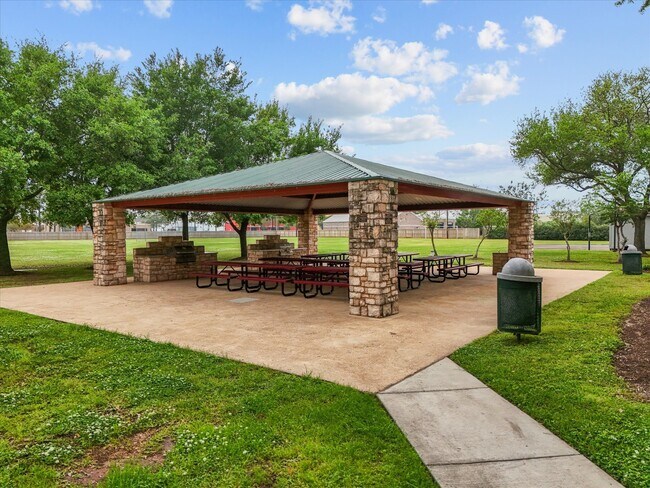 Building Photo - 4214 Fernside Dr