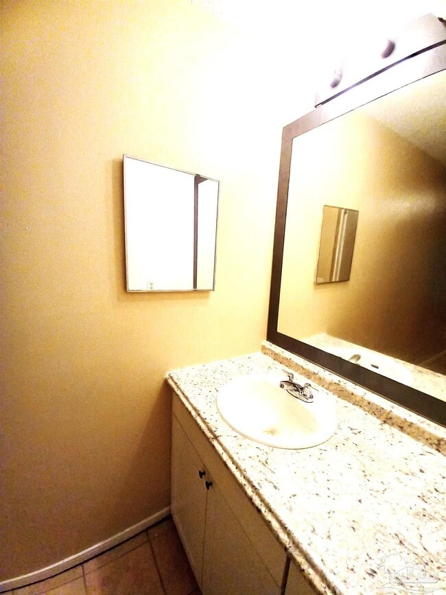 Building Photo - 533 Petros Cir