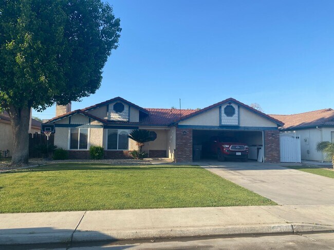 Building Photo - Recently Remodeled 3 BD 2 BA House in a Desirable SW Bakersfield