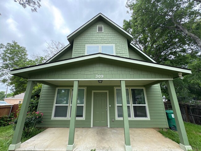 Building Photo - Updated 4 Bed 2.5 Bath Home - Close to TWU!