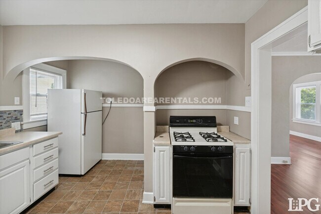 Building Photo - 2030 Wyndhurst Rd