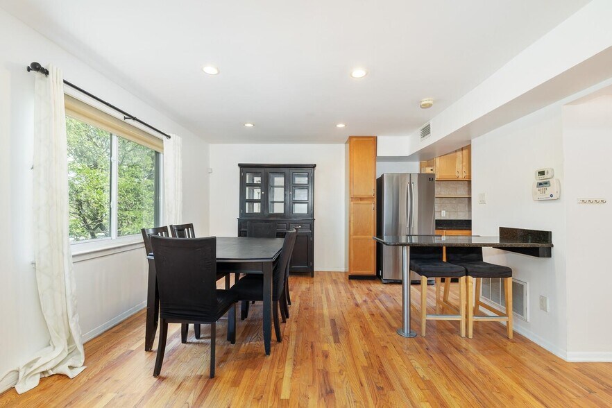 Building Photo - 743 10th St