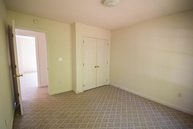 Building Photo - 4 bedroom/2.5 bathroom- Michaels Woods