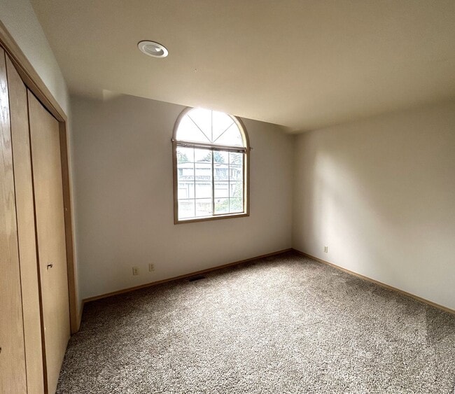 Building Photo - Large 4 bedroom 2.5 bath home in Glen Eagle
