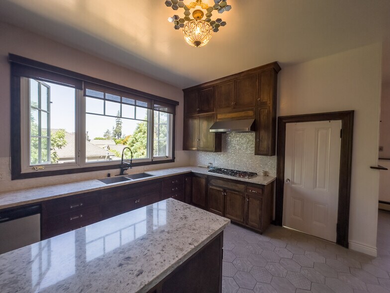 Building Photo - 1937 Russell St